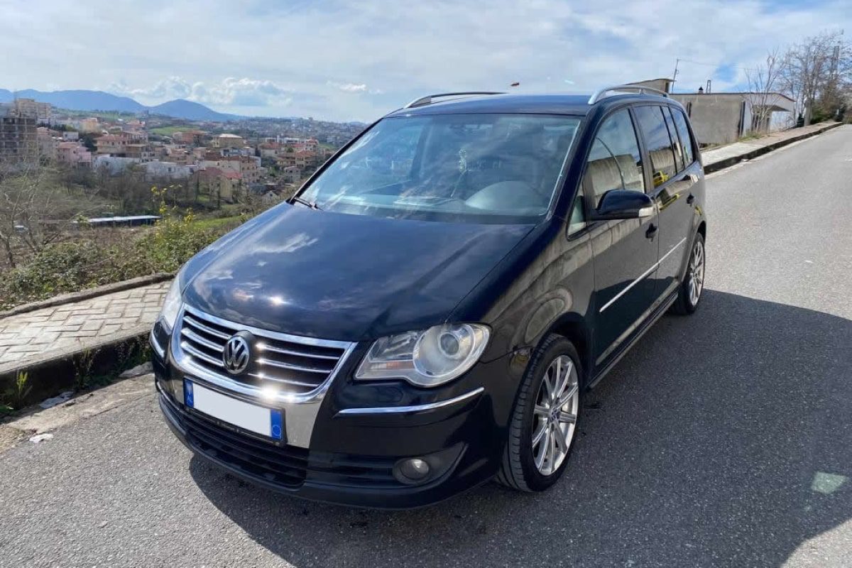 Tirane Volkswagen Touran Automatik me Qera Ditore (1)