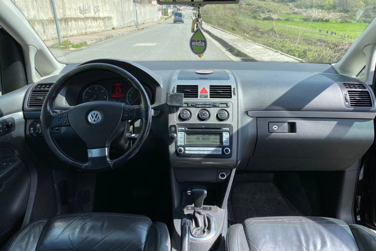 Tirane Volkswagen Touran Automatik me Qera Ditore (1)